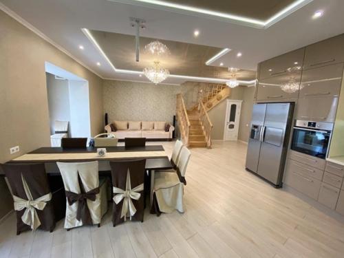 Двухуровневая квартира в доме коттеджного типа. 01