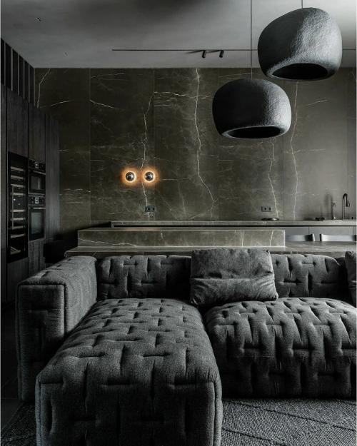 Реализованный интерьер загородного дома для семьи с тремя детьми - смелый, современный и при этом по-настоящему уютный. 02