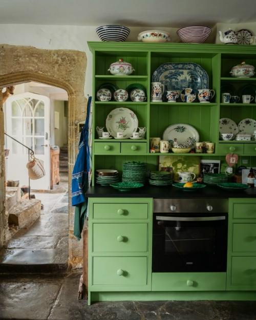 Этот интерьер гармонично сочетает классические английские элементы и современные дизайнерские решения. 07