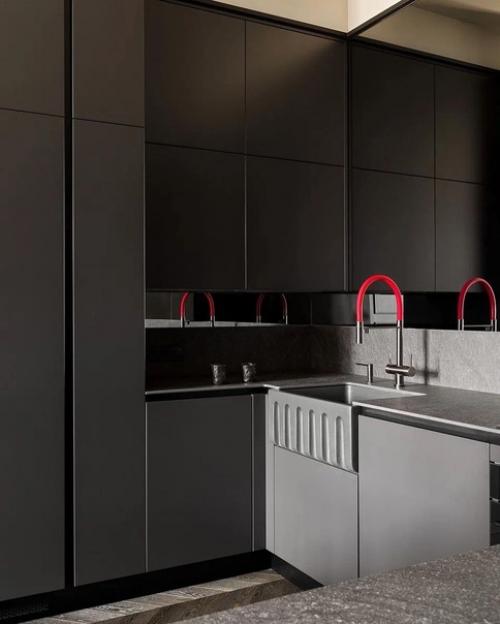 Интерьер кухни - гостиной в тёмных тонах. 01