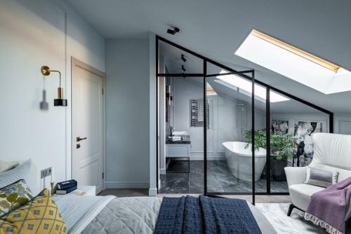 Много зеркал и обои на потолке! 06