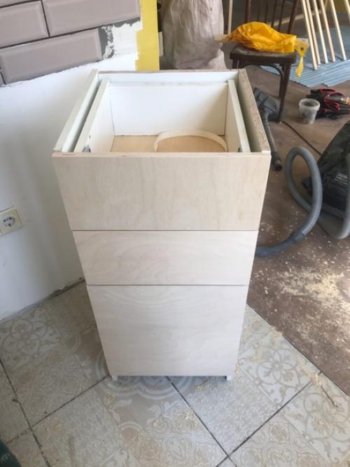 Всем доброго дня, сделала с подругой кухню своими руками, в пределах 10 т. р от проектировки, распила, сборки и до регулировки дверок! 04