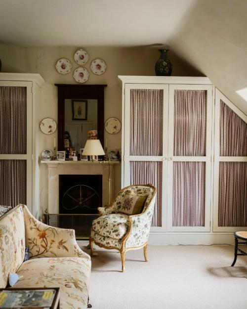 Этот интерьер гармонично сочетает классические английские элементы и современные дизайнерские решения. 01