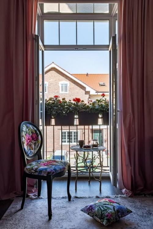 Много зеркал и обои на потолке! 04