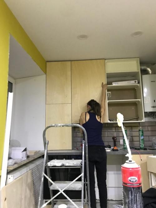 Всем доброго дня, сделала с подругой кухню своими руками, в пределах 10 т. р от проектировки, распила, сборки и до регулировки дверок! 06