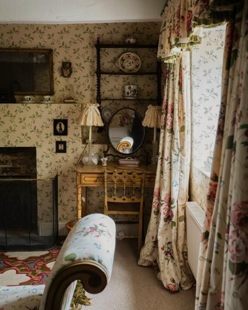 Этот интерьер гармонично сочетает классические английские элементы и современные дизайнерские решения. 08