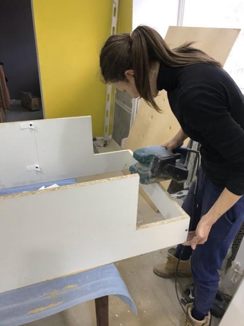 Всем доброго дня, сделала с подругой кухню своими руками, в пределах 10 т. р от проектировки, распила, сборки и до регулировки дверок! 08