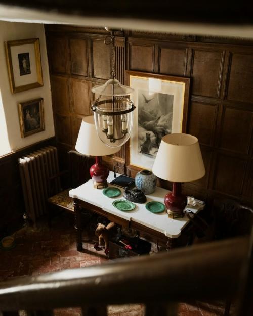 Этот интерьер гармонично сочетает классические английские элементы и современные дизайнерские решения. 05