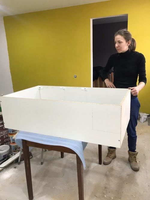 Всем доброго дня, сделала с подругой кухню своими руками, в пределах 10 т. р от проектировки, распила, сборки и до регулировки дверок! 09