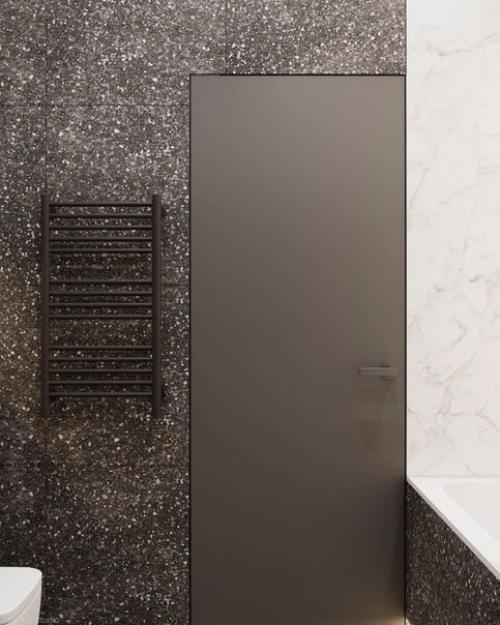 Контрастный интерьер санузла площадью 4 кв. 04