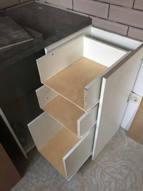 Всем доброго дня, сделала с подругой кухню своими руками, в пределах 10 т. р от проектировки, распила, сборки и до регулировки дверок! 07