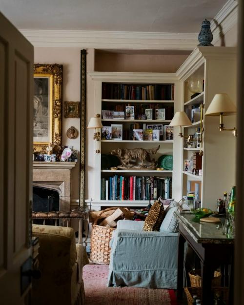 Этот интерьер гармонично сочетает классические английские элементы и современные дизайнерские решения. 02