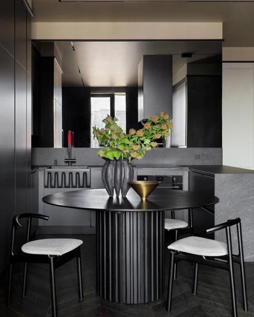 Интерьер кухни - гостиной в тёмных тонах. 02