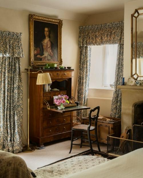 Этот интерьер гармонично сочетает классические английские элементы и современные дизайнерские решения. 03