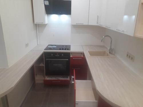 А вот наша новая, пока не обжитая правда, кухня! 02