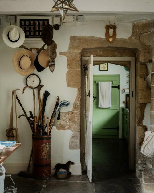 Этот интерьер гармонично сочетает классические английские элементы и современные дизайнерские решения. 09