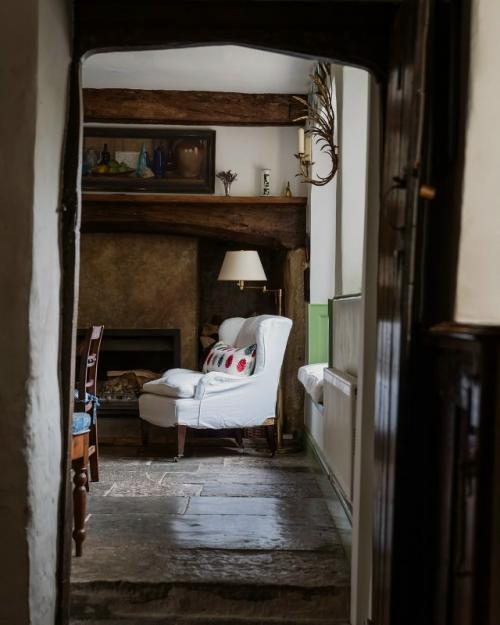 Этот интерьер гармонично сочетает классические английские элементы и современные дизайнерские решения. 04