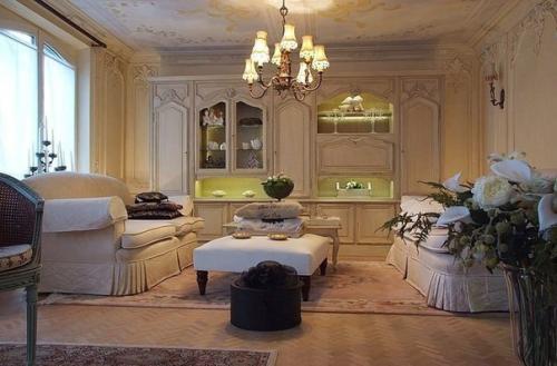 Просто завораживает.   Посмотрите внимательно: помещение одно и то же. 01