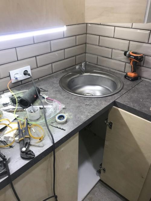 Всем доброго дня, сделала с подругой кухню своими руками, в пределах 10 т. р от проектировки, распила, сборки и до регулировки дверок! 01