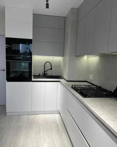 Ну а это моя новенькая кухня после капитального ремонта. 04