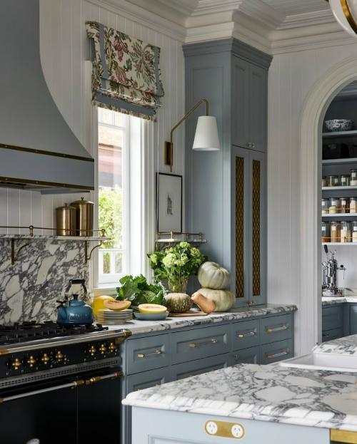 Эта кухня загородного дома впечатляет с первого взгляда благодаря сочетанию роскоши и утончённого дизайна. 05