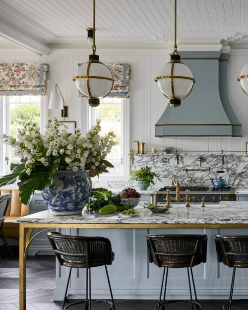 Эта кухня загородного дома впечатляет с первого взгляда благодаря сочетанию роскоши и утончённого дизайна. 02