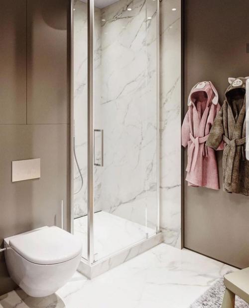 Очень стильный интерьер просторной ванной комнаты с крутой подсветкой. 02