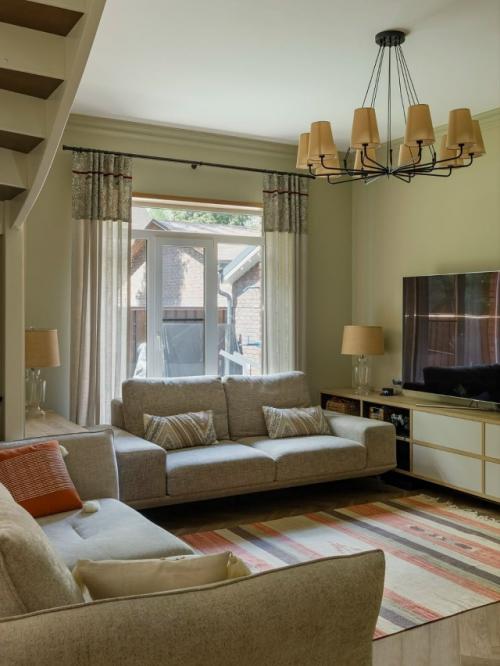 Этот проект - отличный пример того, как лаконичность может сочетаться с уютом и индивидуальностью. 06