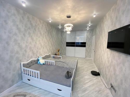 Свежий ремонт.  Большая кухня. 09