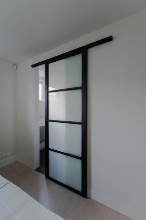 Подвесная дверь - хорошее решение для небольших квартир: чтобы ее открыть, не требуется дополнительного места. 05