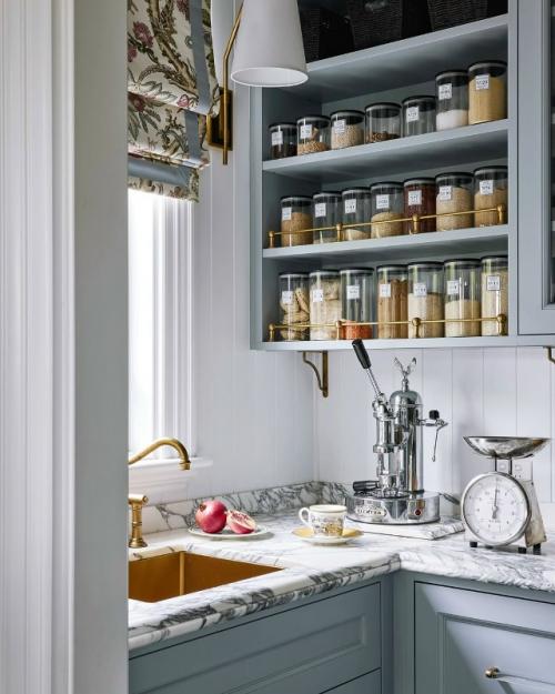 Эта кухня загородного дома впечатляет с первого взгляда благодаря сочетанию роскоши и утончённого дизайна. 06