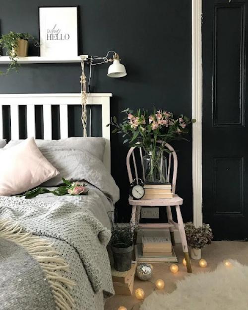 Один из способов оригинально оформить интерьер комнаты - заменить классические прикроватные тумбочки на что-нибудь другое. 02