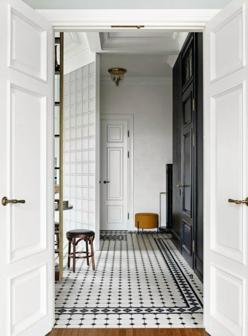 Старинный фонд в самом сердце Петербурга диктует свои правила. 06