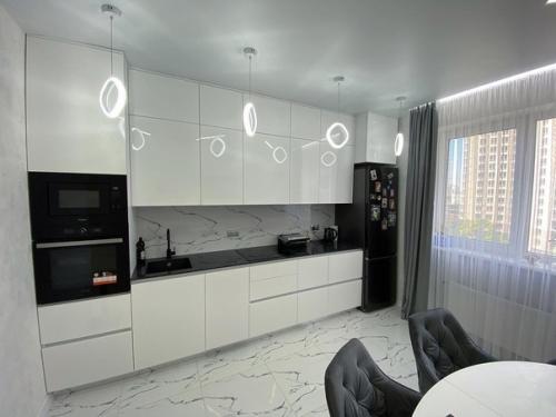 Свежий ремонт.  Большая кухня. 02