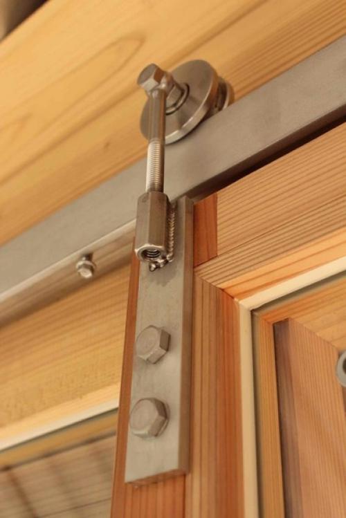 Подвесная дверь - хорошее решение для небольших квартир: чтобы ее открыть, не требуется дополнительного места. 02