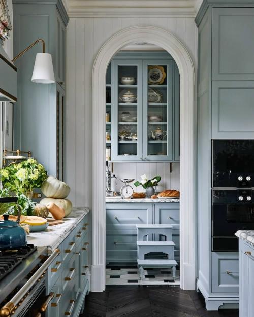 Эта кухня загородного дома впечатляет с первого взгляда благодаря сочетанию роскоши и утончённого дизайна. 03