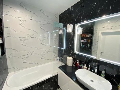 Свежий ремонт.  Большая кухня. 05