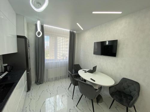 Свежий ремонт.  Большая кухня. 01