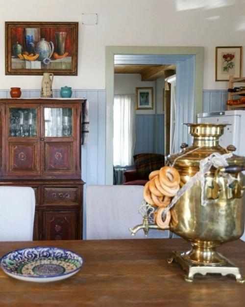 С первых минут этот дом очаровывает своей уютной, почти сказочной атмосферой. 02