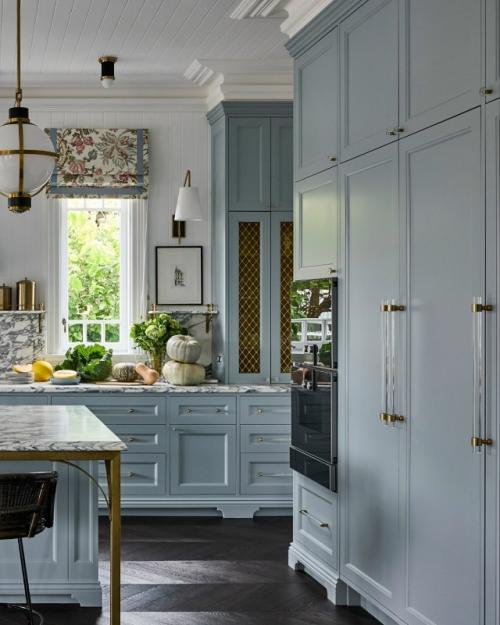 Эта кухня загородного дома впечатляет с первого взгляда благодаря сочетанию роскоши и утончённого дизайна. 04