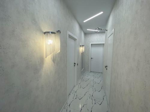 Свежий ремонт.  Большая кухня. 08