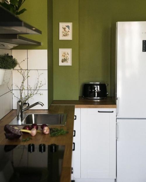 Эта однушка не была особо примечательной: кухня с выходом на лоджию, спальня, санузел. 01