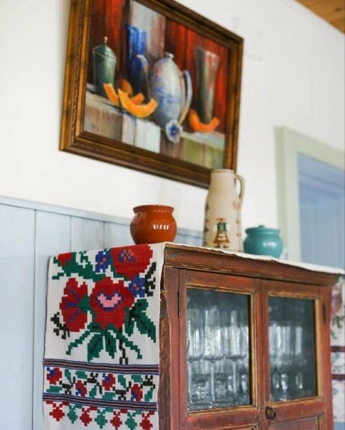 С первых минут этот дом очаровывает своей уютной, почти сказочной атмосферой. 03