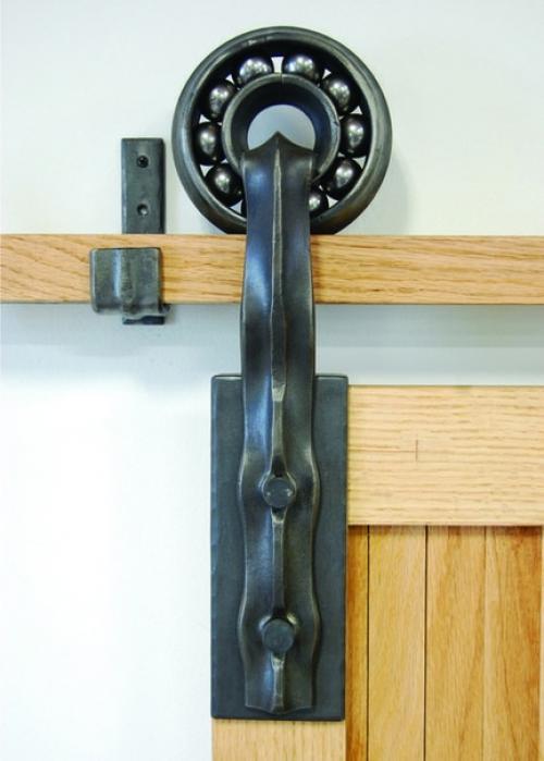 Подвесная дверь - хорошее решение для небольших квартир: чтобы ее открыть, не требуется дополнительного места. 04