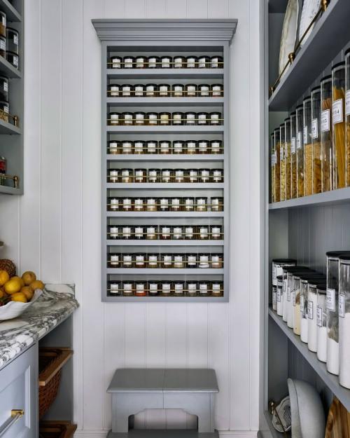 Эта кухня загородного дома впечатляет с первого взгляда благодаря сочетанию роскоши и утончённого дизайна. 01