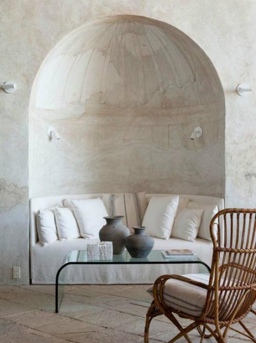 Альков - ниша в стене, отделенная от остальной комнаты драпировкой, аркой или колоннами. 06