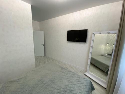 Свежий ремонт.  Большая кухня. 07