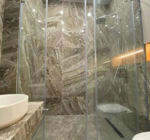 3-х комнатах квартира, площадью 83, 6 квадратных метров. 05