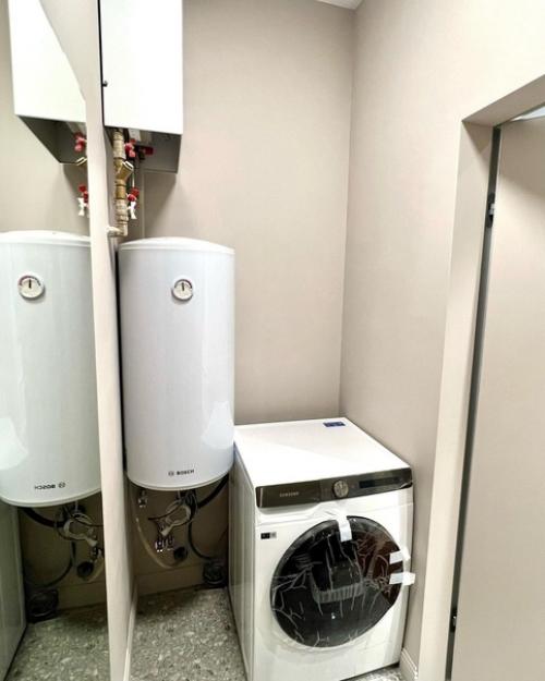 В квартире 2 спальни, кухня - гостиная, техническая комната с гардеробом. 07