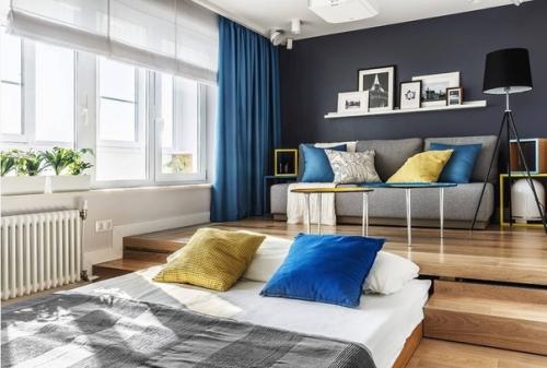 В единственной, 19-метровой, комнате этой квартиры удалось разместить сразу два двуспальных места: раскладной диван и кровать. 03